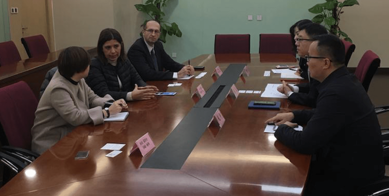 La alcaldesa Carmen Hernández, durante una de las reuniones que mantuvo en Chongqing (Foto TA)